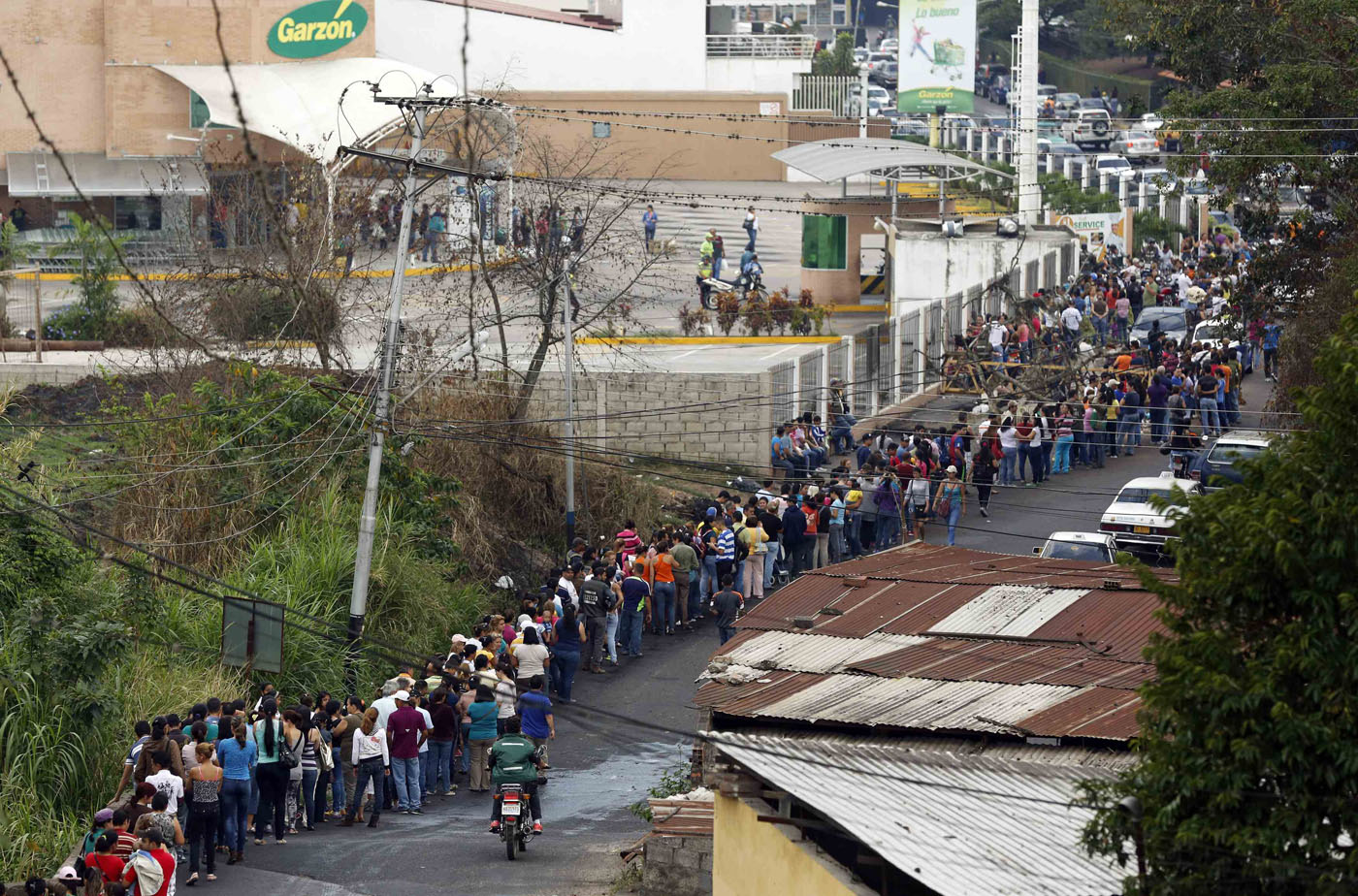 Картинки по запросу lines for food in venezuela