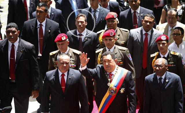 El presidente venezolano Hugo Chávez (c) llega hoy, jueves 5 de julio de 2012, a la Asamblea Nacional en Caracas (Venezuela) con motivo del 201 aniversario de la independencia del país. EFE/ David Fernández
