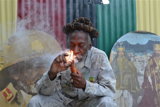 Foto: el defensor de la legalización de la marihuana y leyenda de la música reggae, Bunny Wailer, fuma una pipa repleta de la hierba durante una sesión de "razonamiento" en un patio de Kingston, Jamaica. Legisladores jamaiquinos aprobaron una propuesta para despenalizar la marihuana y establecer una agencia de licencias para regular el sector de esta droga con fines medicinales en la isla. / AP