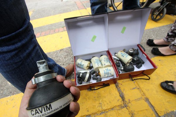 Pedro Carrero, representante del condominio de Residencias El Parque, mostró cartuchos de perdigones y bombas lacrimógenas dejados luego del ataque. (Foto/Jorge Castellanos)
