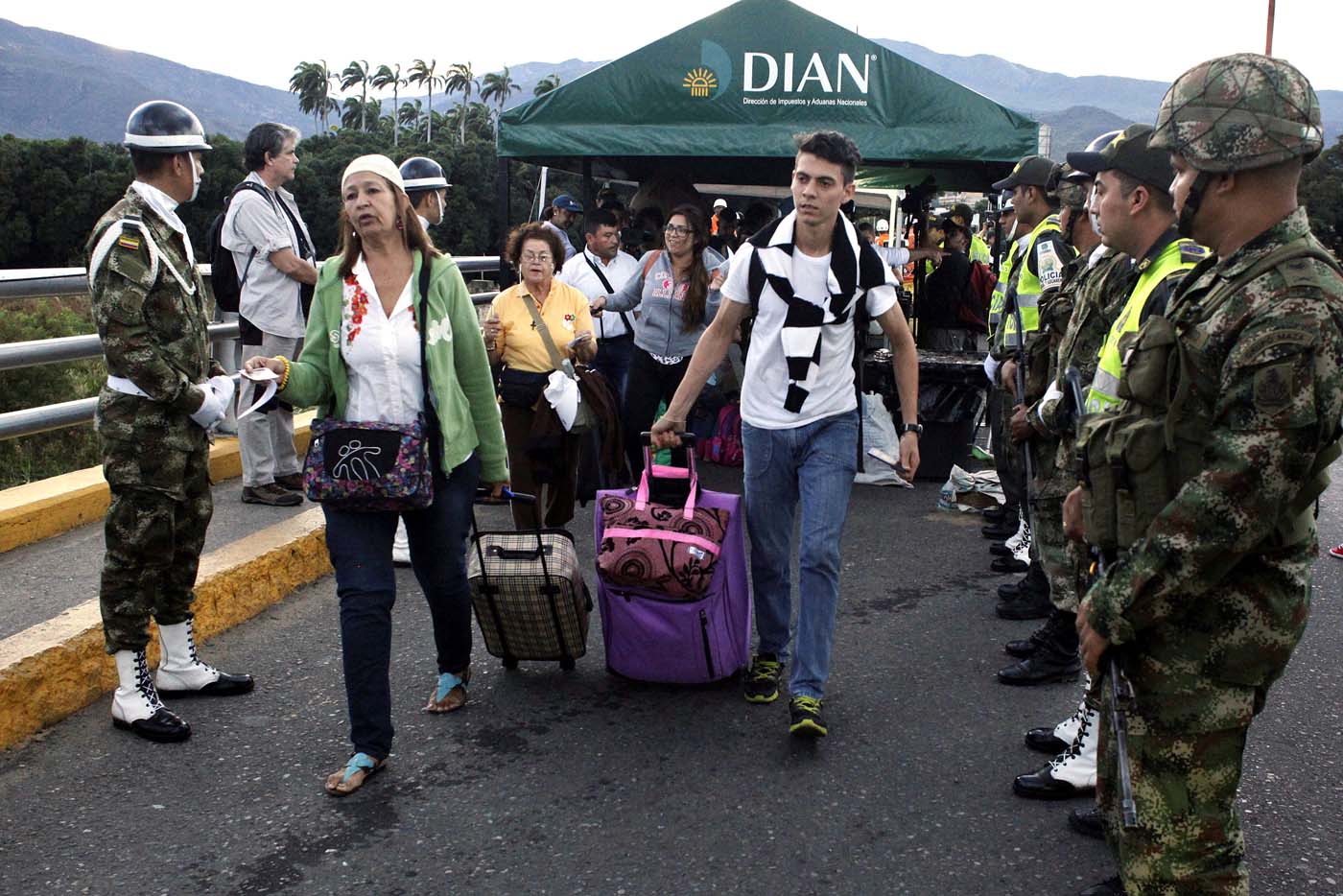 Colombia limita paso de alimentos por la frontera a cantidades para ... - La Patilla (Comunicado de prensa) (Registro)