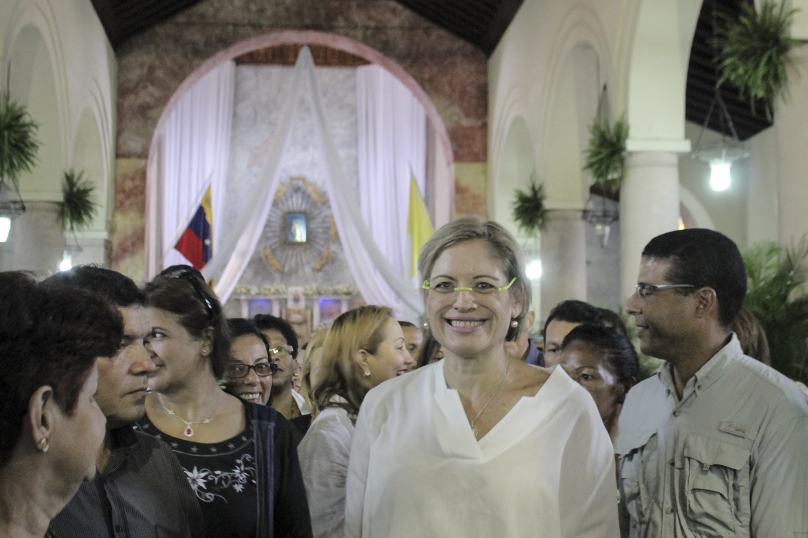 Adriana D'Elia pidió a Nuestra Señora de Copacabana por la ... - La Patilla (Comunicado de prensa) (Registro)
