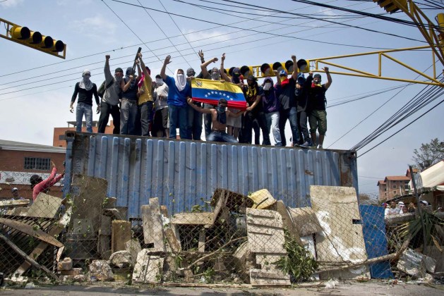  Manifestantes protestan contra el Gobierno de Maduro subidos a un contenedor en San Cristóbal. LUIS ROBAYO AFP 