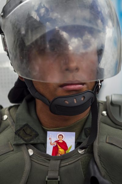 OPOSITORES VENEZOLANOS MARCHAN POR CARACAS EN CONTRA DE "INJERENCIA CUBANA"