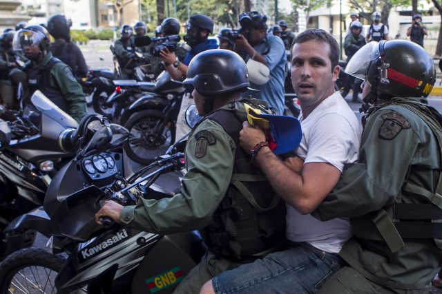 OPOSITORES VENEZOLANOS MARCHAN POR CARACAS EN CONTRA DE "INJERENCIA CUBANA"