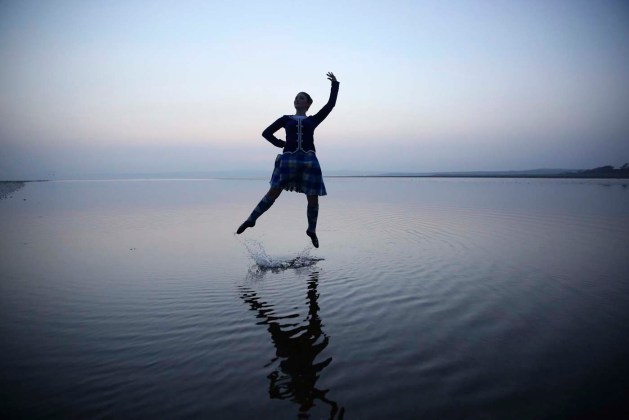 Scottish bailarina país Mairie McGillivray , 16, baila en la playa en Bridgend mientras posa para una fotografía en la isla Hebridean de Islay / Paul Hackett  / Reuters