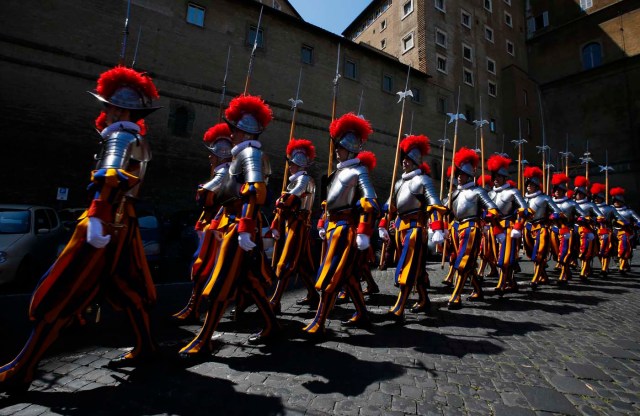 Los nuevos reclutas de elite marcha la Guardia Suiza del Vaticano durante la ceremonia de toma de posesión en el Vaticano / Tony Gentil  / Reuters