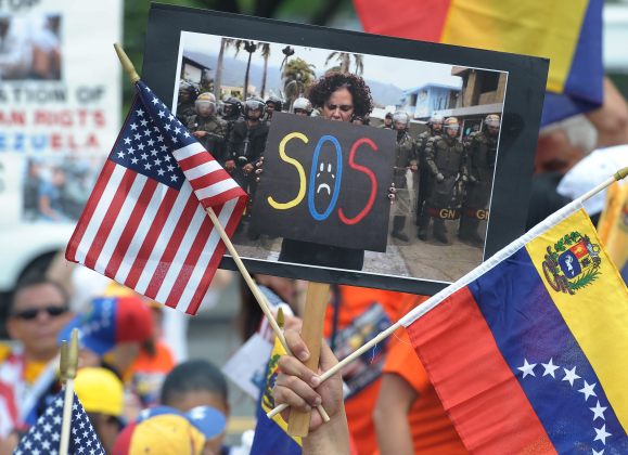 Venezolanos residentes en Estados Unidos llegaron a Washington para pedir sanciones contra funcionarios de Maduro (Foto EFE)