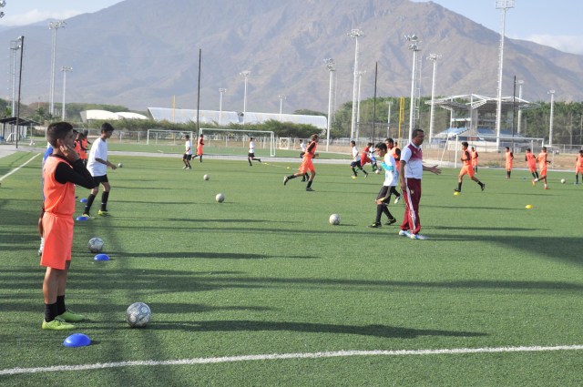 Escuela de Futbol Jua Arango dicto clinica a la Esc de Futbol Atle Valencia- FOTOS- Carlos Villasana   (7)