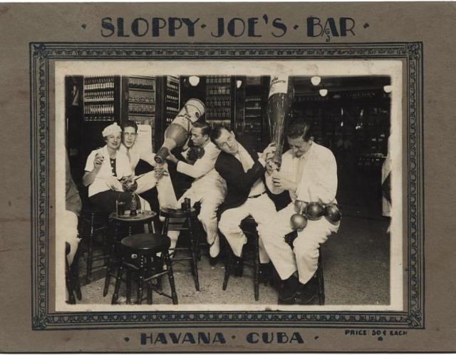 'Sloppy Joe's Bar', local cubano frecuentado por turistas famosos y estadounidenses en los años de la Ley Seca. En la imagen, una postal a modo de souvenir fechada alrededor del año 1930 (Photo Courtesy: The Monacelli Press) 