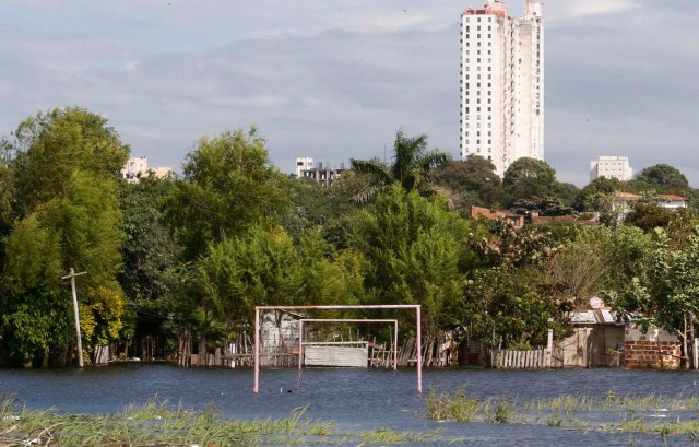 Los postes de pie en un campo de fútbol inundada por las aguas del río Paraguay en Asunción (Jorge Adorno / Reuters)
