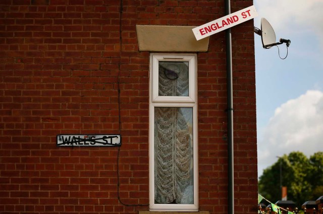 Una señal de tráfico temporal cuelga de un tubo de drenaje en la calle Gales en Oldham, norte de Inglaterra (Phil Noble / Reuters)