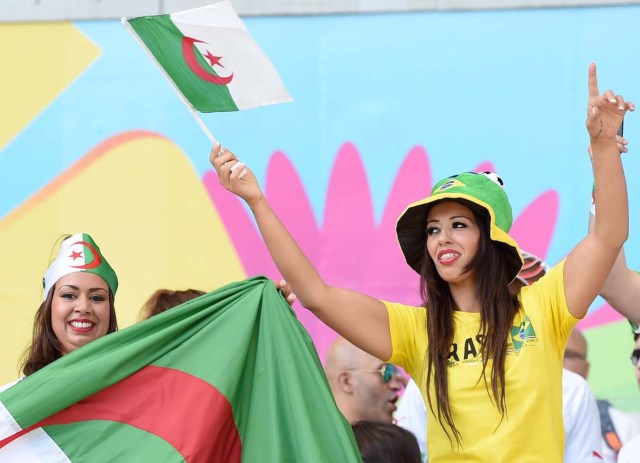 Los partidarios de la Argelia animar ante el grupo de la Copa Mundial de la FIFA 2014 H ronda preliminar entre Bélgica y Argelia en el Estadio Mineirão, en Belo Horizonte, Brasil (Peter Powell / EFE)