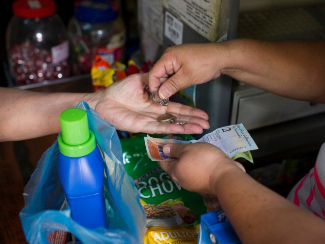 En EEUU el salario mínimo si podría rendir, mientras que en Venezuela se convierte en sal y agua/Foto archivo