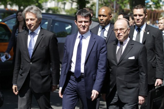 el primer ministro francés Manuel Valls (C), y el ministro del Interior francés, Bernard Cazeneuve (2 ª R) de llegar a la prefectura de Calvados, en Caen, noroeste de Francia ( Charly Triballeau)