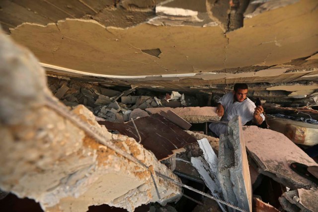 Un palestino busca pertenencias bajo los escombros de una casa que la policía dijo que fue destruido en un ataque aéreo israelí en Gaza (Un palestino busca pertenencias bajo los escombros de una casa que la policía dijo que fue destruido en un ataque aéreo israelí en Gaza Un palestino busca pertenencias bajo los escombros de una casa que la policía dijo que fue destruido en un ataque aéreo israelí en Gaza ( Mohammed Salem / Reuters)