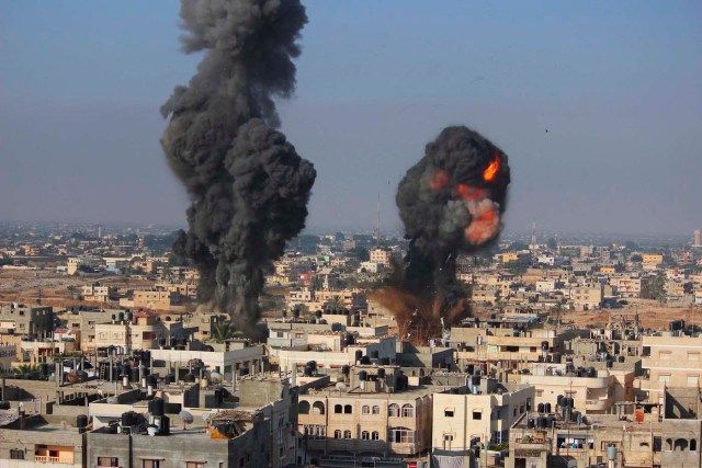 El humo y las llamas se ven después de lo que la policía dijo que fue un ataque aéreo israelí en Rafah, en el sur de la Franja de Gaza ( Stringer / Reuters)