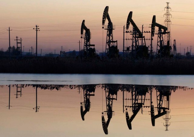 Una vista general muestra el campo petrolífero de Daqing del PetroChina en el noreste de la provincia de Heilongjiang de China ( Reuters)