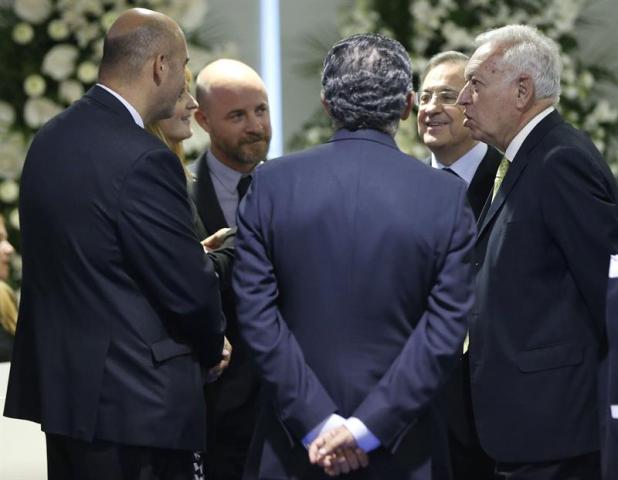  El ministro español de Asuntos Exteriores, José Manuel García-Margallo y el presidente del Real Madrid, Florentino Pérez, en la capilla ardiente del futbolista Alfredo Di Stéfano. Foto EFE