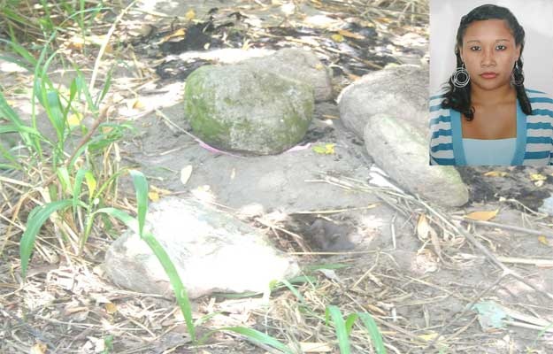 Apenas el rostro de Betania quedó a la vista, tenía tierra y piedras encima. Betania Torres Dávila (19) la víctima. - (foto diariodelosandes.com)