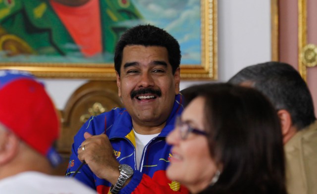 Maduro-rie-riendo-980