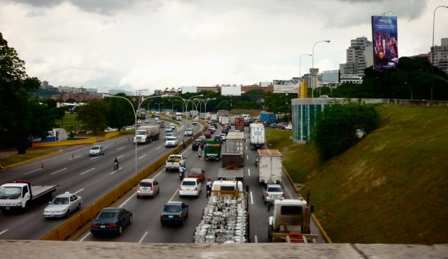 autopista-Francisco-Fajardo,-entre-los-distribuidores-Altamira-y-Los-Ruices