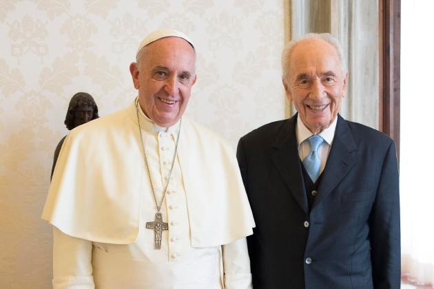 Pope Francis poses with former Israeli President Peres during a private meeting at the Vatican