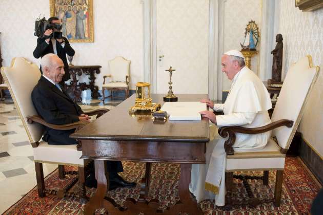 Pope Francis talks to former Israeli President Peres during a private meeting at the Vatican