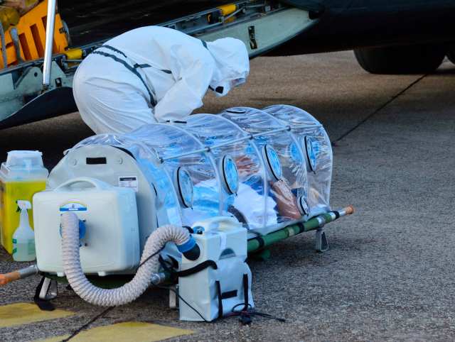 Un trabajador de salud español mira a los pacientes de Ebola, sacerdote católico Manuel García Viejo, antes de él la carga en un avión español de transporte de la Fuerza Aérea en el aeropuerto de Lungi (foto Reuters)