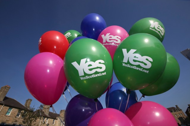  Un manojo de globos 'Sí' son vistos como primer ministro de Escocia, Alex Salmond, hace campaña en Edimburgo, Escocia. REUTERS/Paul Hackett