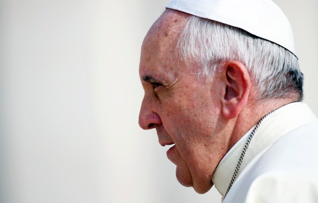El Papa Francisco se dirige a su audiencia semanal en la Plaza de San Pedro en el Vaticano
