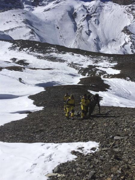  Las autoridades nepalíes continúan hoy con las operaciones de búsqueda y rescate tras la tormenta de nieve que causó la muerte a 19 montañeros. EFE