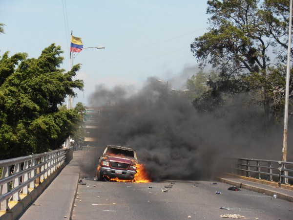 Cuatro carros y tres motocicletas fueron quemados durante la protesta. (Foto/José Gregorio Hernández)