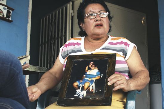  Margarita Villamizar muestra el cuadro del hijo que está en su mesa de noche desde cuando lo mataron hace ocho años