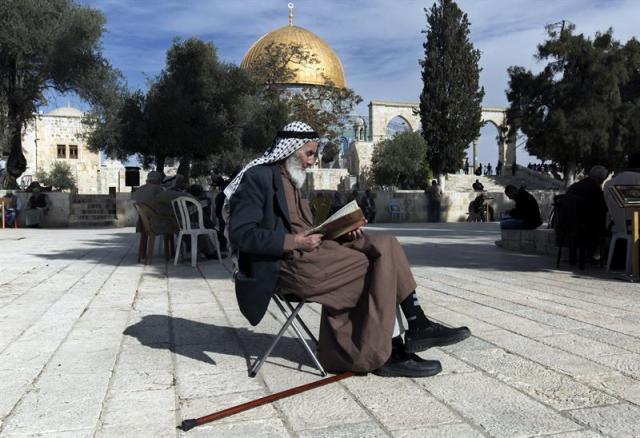 Un palestino lee el Corán en la explanada de las mezquitas de Jerusalén (Foto EFE/Jim Hollander)