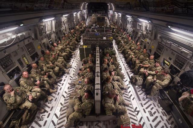 Un grupo de soldados a la espera de despegar a bordo de un avión RAF C17, ayer, momentos antes de abandonar la base aérea de Kandahar en el sur de Afganistán hacia Reino Unido. (Foto EFE/ Corporal Andrew Morris)