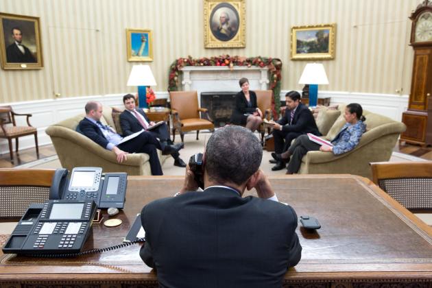 El presidente de Estados Unidos, Barack Obama, habla por teléfono con su homólogo cubano, Raúl Castro, desde la sala Oval de la Casa Blanca en Washington (Foto Reuters)