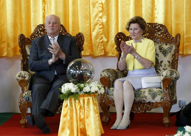 Los reyes Harald V y Sonia de Noruega, participan en la ceremonia inaugural de la Asociación de Naciones del Sudeste Asiático (ASEAN), en Rangún, Birmania. (Foto EFE/LYNN BO BO)