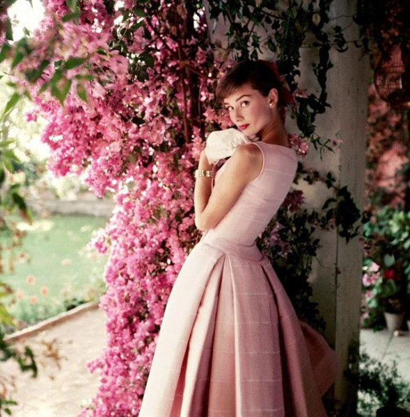 Fotografía cedida por la National Portrait Gallery de Audrey Hepburn con un vestido de Gyvenchy. (Foto EFE)