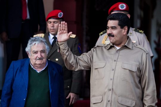 Foto:  El presidente de Venezuela Nicolás Maduro, saluda junto al presidente de Uruguay, José Pepe Mujica / EFE