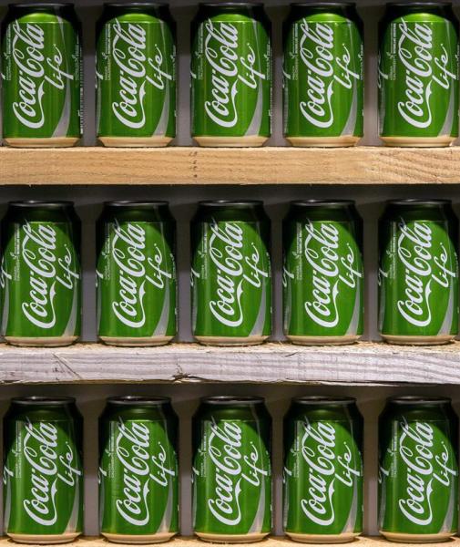 Botes de color verde de la edición temporal de Coca-Cola Life exhibidas en una tienda de la estación central de Rotterdam (Holanda) hoy, lunes 29 de diciembre de 2014. La nueva bebida está endulzada con azúcar y stevia y se presentó en el país hoy. EFE/Bart Maat