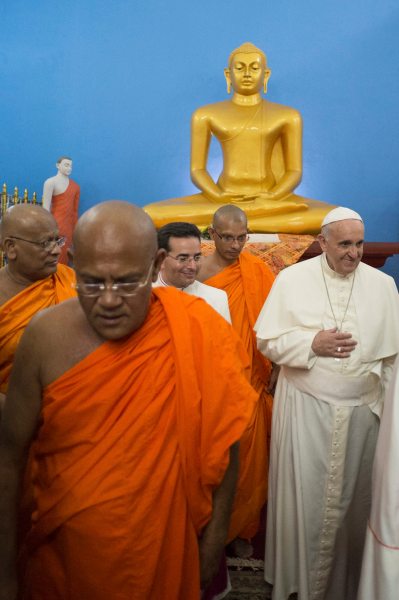 Foto: Francisco camina con monjes budistas en Colombo / Reuters