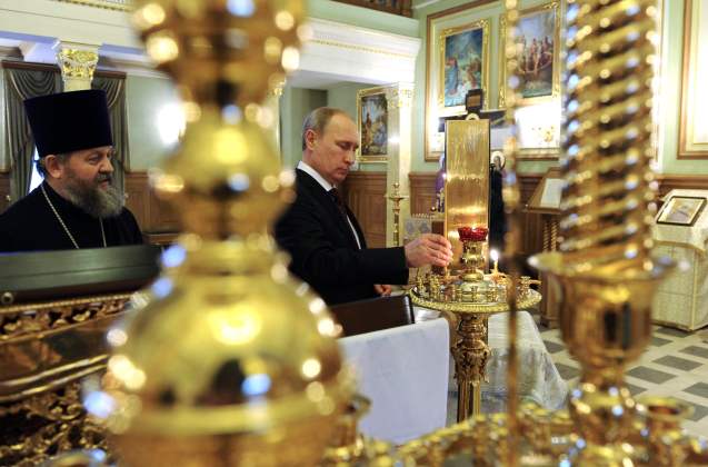 Foto: El presidente ruso, Vladimir Putin coloca una vela en una iglesia durante su visita a la Universidad Nacional de Recursos Minerales (Universidad de Minas) en San Petersburgo, 26 de enero de 2015. REUTERS