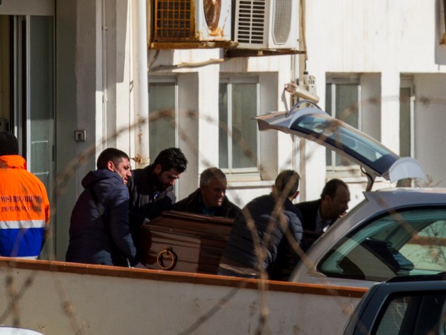 El ataúd de uno de los 29 inmigrantes que murieron de hipotermia durante el recorrido de Libia hacia Europa esta semana es colocado en una carroza para ser transportado a Sicilia, Italia, el miércoles 11 de febrero de 2015. También el miér