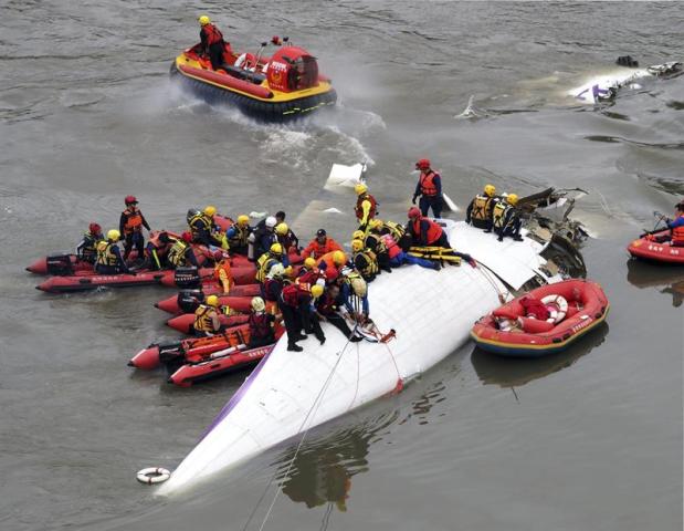 Miembros de los servicios de rescate continúan trabajando en el rescate del avión de pasajeros de TransAsia estrellado en el río Jilong en Taipei (Taiwán) hoy, miércoles 4 de febrero de 2015. El número de fallecidos en el accidente de un avión de TransAsia Airways hoy en Taiwán ha aumentado a 12 personas, mientras que al menos otras 16 han resultado heridas, según los últimos datos ofrecidos por la agencia taiwanesa CNA. El avión, en el que viajaban 58 personas -entre ellas, 5 miembros de la tripulación-, se precipitó al río Jilong de Taipei tras realizar un giro brusco cuando perdía altura y golpear un viaducto por causas desconocidas. EFE/David Chang