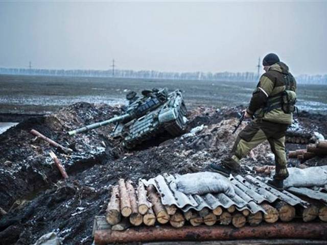 Un rebelde pro ruso protege un antiguo punto de control del ejército ucraniano en Vuhlehirsk, en la región de Donetsk, en el este de ucrania, el 5 de febrero de 2015. (AP Foto/Vadim Braydov)