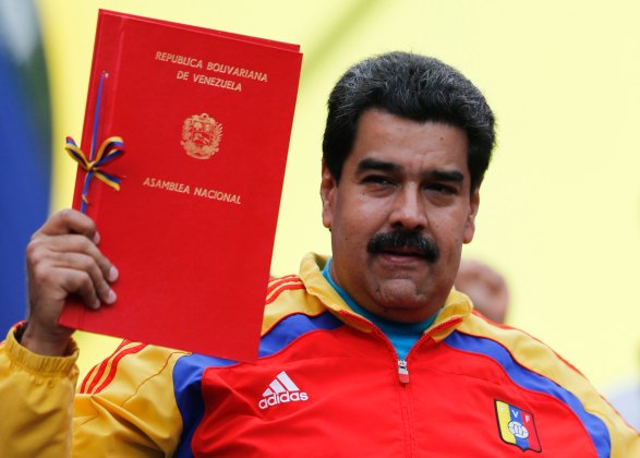 Los diputados le entregaron a Maduro la Habilitante aprobada (Foto Reuters)