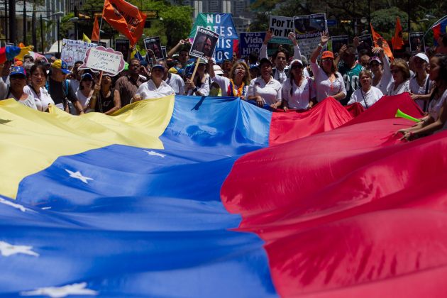OPOSITORES VENEZOLANOS MARCHAN CONTRA USO DE "FUERZA POTENCIALMENTE MORTAL"