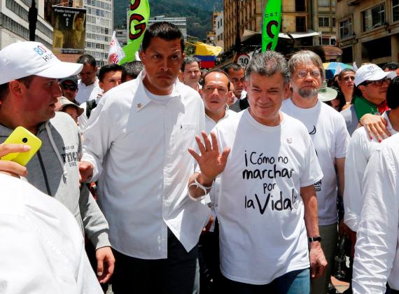 Foto: El presidente de Colombia, Juan Manuel Santos (C) camina con el ex candidato presidencial Antanas Mockus (segundo R) durante la "Marcha por la Vida", que fue organizado por Mockus, en Bogotá, 8 de marzo de 2015. El evento apoya las negociaciones de paz entre el gobierno y las Fuerzas Armadas Revolucionarias de Colombia (FARC). / REUTERS