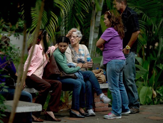 Josefa Alvarez de González, centro, es reconfortada por familiares de su esposo Rodolfo Gonzalez, en las afueras de la morgue (Foto AP)